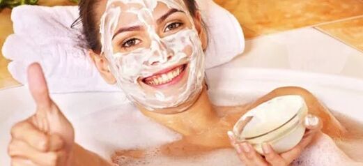 Masker nyanghareupan sareng krim haseum atanapi krim